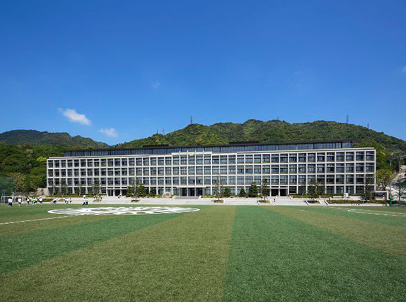 六甲学院中学校外観